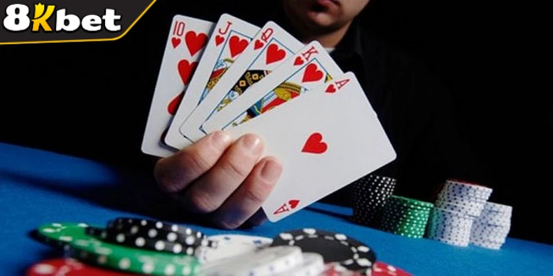 Tập trung vào bộ bài mạnh, kiên nhẫn chờ đợi thời cơ hạ gục đối thủ